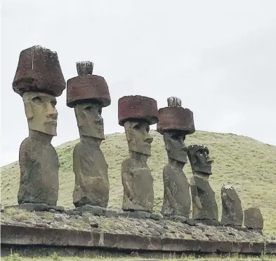  ?? Suministra­da ?? Fila de “moais” en la Isla de Pascua.