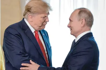  ?? Foto: Alexei Nikolski, dpa ?? Gipfeltref­fen zweier Männer, die sich sichtlich verstehen: US Präsident Donald Trump und Russlands Präsident Wladimir Putin. Die Beziehung ihrer Länder aber ist gespannt wie seit dem Kalten Krieg nicht.