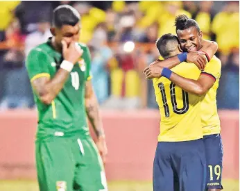  ?? AFP ?? Sornoza (10) y Estrada (19) festejan la victoria de Ecuador.