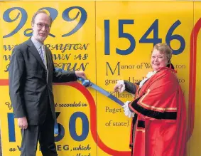  ??  ?? Councillor Douglas Mills and Mayor of Hillingdon Cllr Carol Melvin launch the mural at newly refurbishe­d West Drayton Bridge