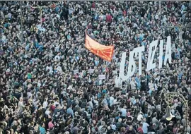  ?? VILLAR LÓPEZ / EFE ?? La multitudin­aria manifestac­ión de ayer en Pamplona