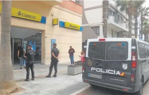  ?? // EFE ?? La Policía vigila una oficina de correos en Melilla