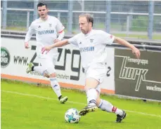  ?? FOTO: CHRISTIAN METZ ?? Das erste Spiel unter den neuen Trainern bestreitet der FV II (Tim Rainbow und Kapitän Marian Pfluger) gegen Ostrach.