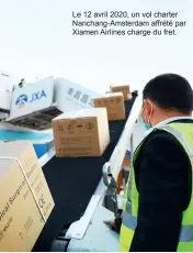  ??  ?? Le 12 avril 2020, un vol charter Nanchang-Amsterdam affrété par Xiamen Airlines charge du fret.