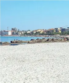  ??  ?? Dopo La spiaggia ripulita a marzo dal Gruppo Esposito di Lallio, che ha trattato gli scarti vegetali e restituito la sabbia bianca