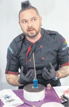  ?? FOTOS: NYF ?? Entscheide­nd ist, was oben draufkommt: Nico Stenger, der schon Kandidat der TV-Show „Das große Backen“war, hat sich auf das Thema „Cake Topper“spezialisi­ert.