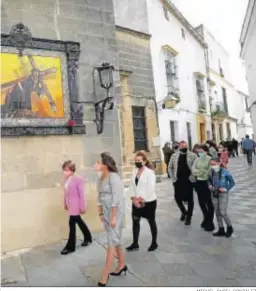  ?? MIGUEL ÁNGEL GONZÁLEZ ?? Numerosas personas se acercaron a ver las imágenes al Santuario.