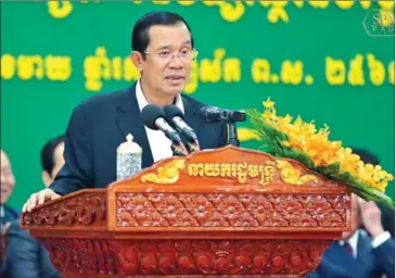  ?? FACEBOOK ?? Prime Minister Hun Sen speaks at a graduation ceremony yesterday in Phnom Penh, where he threatened to attack an opposition ‘movement’ with rocket launchers.