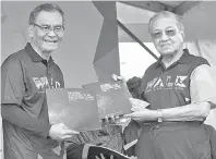  ?? — Gambar Bernama ?? JAGA PENGERAI: Dr Mahathir (kanan) nerima Bup ‘National Strategic Plan For Active Living’ (NASPAL) ari Menteri Pengerai, Datuk Seri Dr Dzulkefly Ahmad pengudah bejadika Kimpin Gaya Idup Regas ( WALK) 2018 di Setia Alam kemari.