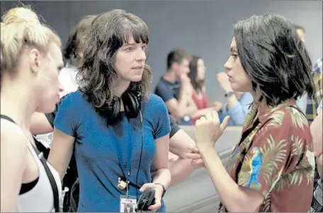  ?? Hopper Stone SMPSP ?? KATE MCKINNON, from left, director Susanna Fogel and Mila Kunis sort it out during production of “The Spy Who Dumped Me.”