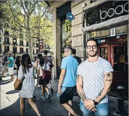  ?? LLIBERT TEIXIDÓ ?? Adal Márquez, jefe de coctelería del Boadas, posa delante del bar