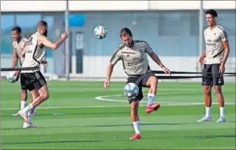  ??  ?? Hazard, Varane y Benzema en una imagen de la sesión de ayer en Valdebebas.