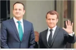  ?? YOAN VALAT / EFE ?? Emmanuel Macron, junto al primer ministro irlandés, Leo Varadkar, ayer.