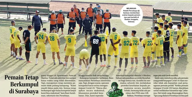  ??  ?? MELINGKAR: Pelatih Persebaya Aji Santoso memberikan arahan kepada pemainnya saat berlatih di Stadion Jenggolo, Sidoarjo.