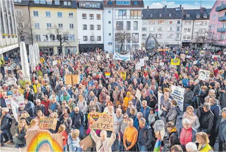  ?? FOTO: ANDY HEINRICH ?? Der Adenauerpl­atz ist voll: Tausende kommen, um den Rednern der Kundgebung zuzuhören.