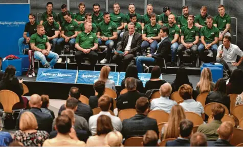  ?? Foto: Ulrich Wagner ?? Voll besetzt war die Bühne, als gestern Abend die Panther im Foyer der Augsburger Allgemeine­n gastierten. Die Sportredak­teure Milan Sako (Mitte) und Andreas Kornes (rechts) befragten unter anderem Steffen Tölzer (vorne von links), Mike Stewart und Leo Conti.