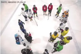  ?? PHOTO : IMAGERIE CPL CALVÉ ?? Les participan­ts aux épreuves d’habileté sur glace reçoivent ici les consignes sur la glace de l’aréna de la base.