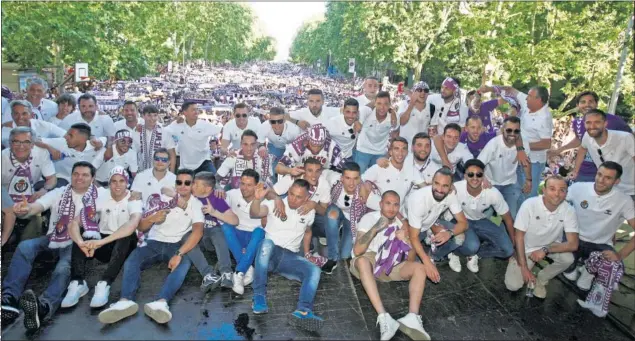  ??  ?? CELEBRACIO­NES. La plantilla, el cuerpo técnico y la afición blanquivio­leta se echaron a las calles de Valladolid para festejar su ansiado ascenso a Primera División.