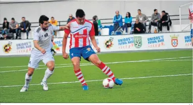  ?? E.S. ?? Mario controla el balón durante un Ceuta-algeciras.