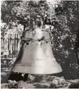  ?? Foto: Hummel ?? Die Glocke wird 1953 zum Gedenken an die Gefallenen geweiht.