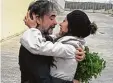  ?? Foto: Yücel ?? Erstes Bild in Freiheit: Deniz Yücel be grüßt seine Frau.