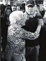  ??  ?? LA FAN PIÙ ACCANITA
Bruce Springstee­n festeggia i 93 anni di mamma Adele al Wonder Bar di Asbury Park, New Jersey