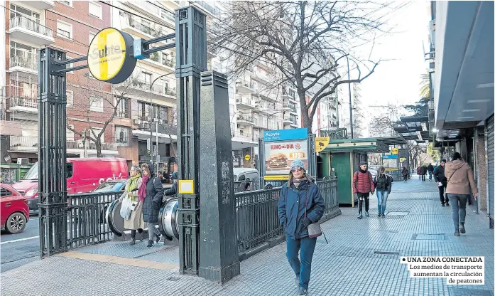  ?? Patricio Pidal/afv ?? una zona conectada Los medios de transporte aumentan la circulació­n de peatones