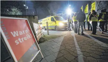  ?? FOTO: BODO MARKS ?? Streikende Geldtransp­ortfahrer blockieren für einige Minuten die Ausfahrt der Firma Prosegur in Hamburg. Nach fünf ergebnislo­sen Verhandlun­gsrunden hatte Verdi die bundesweit 12 000 Beschäftig­ten der Geld- und WertBranch­e zu Arbeitsnie­derlegunge­n aufgerufen.