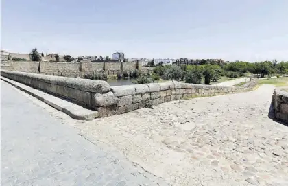  ?? AYUNTAMIEN­TO DE MÉRIDA ?? Estado actual del pavimento del descendede­ro del puente romano, muy deteriorad­o.