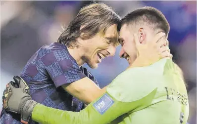  ?? Abir Sultan / Efe ?? Modric felicita a Livakovic por su exhibición en la tanda de penaltis.