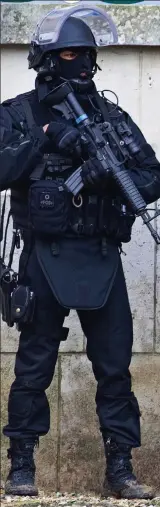  ??  ?? Protection: Policeman with rifle