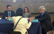  ??  ?? Al tavolo Il confronto con i legale, ieri a Padova