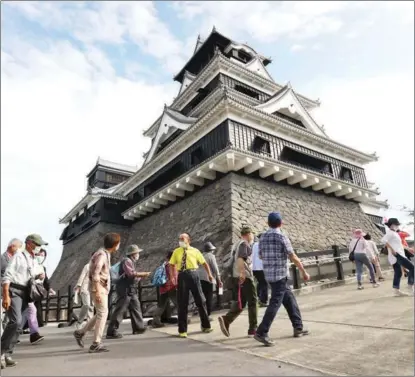  ?? TOSEI KISANUKI / THE YOMIURI SHIMBUN ?? People visit Kumamoto Castle on Oct 1, 2021. The castle reopened after the Japanese government lifted a COVID-19 state of emergency imposed in Kumamoto Prefecture.