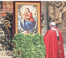  ?? FOTO: GRZEGORZ GALAZKA/DPA ?? Papst Franziskus betet im Petersdom. Er soll nichts von den Vorwürfen gegen einen seiner Kardinäle gewusst haben.