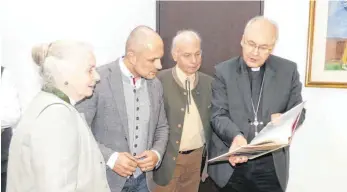  ?? SZ-FOTO: KHB ?? Bürgermeis­ter Wiest, Bischof Rudolf Voderholze­r (rechts) und das Ehepaar Hergesell besprechen den Vertrag.