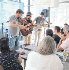  ?? FOTO: VALERIE GERARDS ?? Auf Kuschelkur­s mit Gregor Meyle und Band: Rund 50 Fans genießen ein intimes Interview, eine musikalisc­he Kostprobe und ein Drei-Gang-Menü in Kummerländ­er´s Mundart.