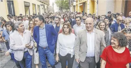  ?? A.J. GONZÁLEZ ?? Pedro Sánchez, acompañado por Susana Díaz, Antonio Ruiz y Rafi Valenzuela, habla con Lucrecio Fernández.