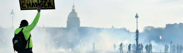  ?? (Foto De Rosa/epa) ?? In piazzaLa folla dei gilet gialli che, per il quattordic­esimo sabato consecutiv­o, hanno invaso le strade del centro di Parigi