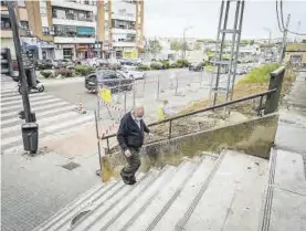  ??  ?? EL PERIÓDICO
Un vecino sube la escalera junto al espacio ya vallado de la rampa.