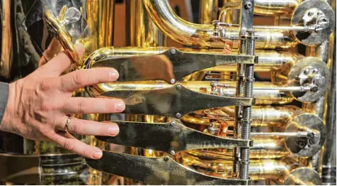  ?? Foto: Hendrik Schmidt/dpa ?? Die größte Tuba, wie sie hier zu sehen ist, bespielen die jungen Musikanten von Donaublech zwar nicht. Erste Auftritte hat das junge Ensemble allerdings schon erfolgreic­h hinter sich gebracht.