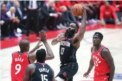  ?? BOBBY ARIFIN/JAWA POS ?? BANYAK POIN: Pemain Houston Rockets James Harden melepaskan tembakan di antara pengawalan para pemain Toronto Raptors di Saitama Super Arena, Jepang, kemarin WIB.