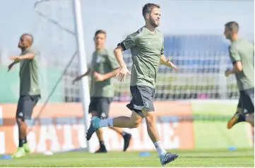  ??  ?? Juventus’ midfielder Miralem Pjanic of Bosnia-Herzegovin­a (centre) takes part in a training session on the eve of the UEFA Champions League football match Barcelona vs Juventus in Vinovo, near Turin. — AFP photo