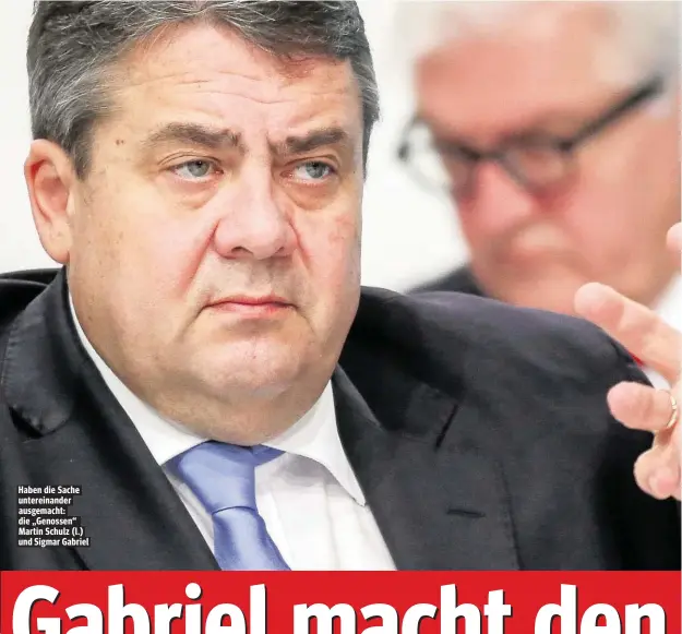  ??  ?? Haben die Sache untereinan­der ausgemacht: die „Genossen“Martin Schulz (l.) und Sigmar Gabriel