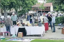  ??  ?? Le vide-grenier connait une belle affluence (archives)