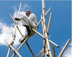  ?? Foto: Traberprod­uktion ?? Freiheit in luftiger Höhe: Mit 50 Holzstange­n arbeitet sich Julian Bellini bei dem Pro jekt „Heinz baut“auf dem Elias Holl Platz in die Höhe.