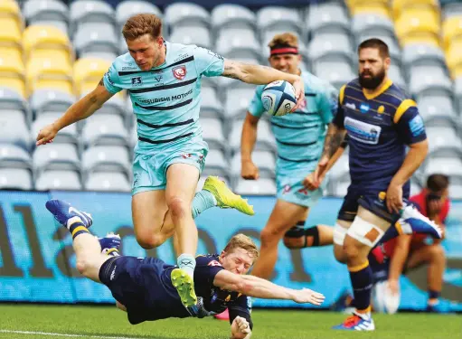  ?? PICTURES: Getty Images ?? High five: Jason Woodward breaks through to score Gloucester’s fifth try