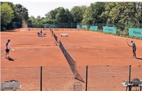  ?? FOTOS: BENNO SPANKE/ THOMAS ZIESMER ?? Rudern als Individual­sport: Helena Spanke vom Neusser RV. Seit Freitagmit­tag kann auf der Anlage des TC Weckhoven an der Weckhovene­r Straße wieder Tennis gespielt werden.