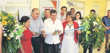  ?? FOTOS EFRAÍN MOLINA. ?? EVENTO. El titular de Gobernacio­n y Justicia, Leonel Ayala y el alcalde Alexander López inauguran el centro.