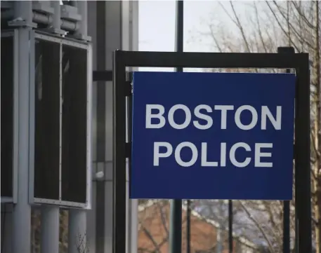  ?? Herald staFF FIle; BelOw, JIm mICHaud / BOstOn Herald FIle ?? ‘FELL DOWN ON HIRING’: Former Boston Police calltakers and dispatcher­s are crying foul due to the department’s low staffing levels, saying current workers are in ‘dire straits’ when dispatchin­g officers to crime scenes, below, and when taking calls.