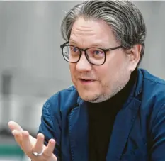  ?? Foto: Ulrich Wagner ?? Staatsinte­ndant André Bücker eröffnet die Saison mit der Digitalpro­duktion „Ki‰ nesphere“und der Uraufführu­ng „Die Antwort auf alles“.